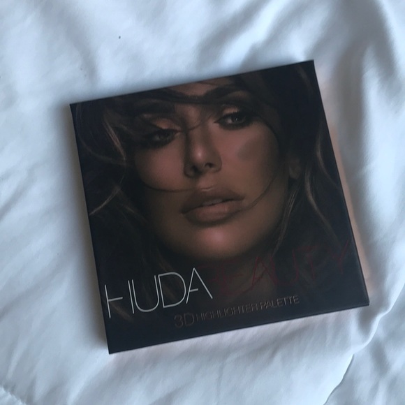 HUDA BEAUTY Other - Hide beauty 3D highlighter palette